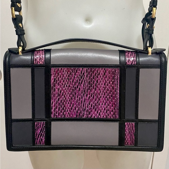 Ferragamo Leather Patch bag. - Picture 3 of 10